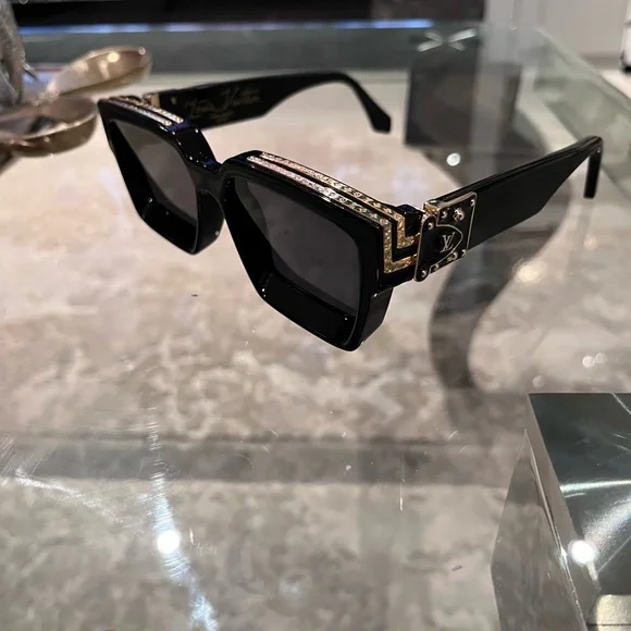Louis Vuitton Black Sunglasses with Gold Details - Picture 9 of 11